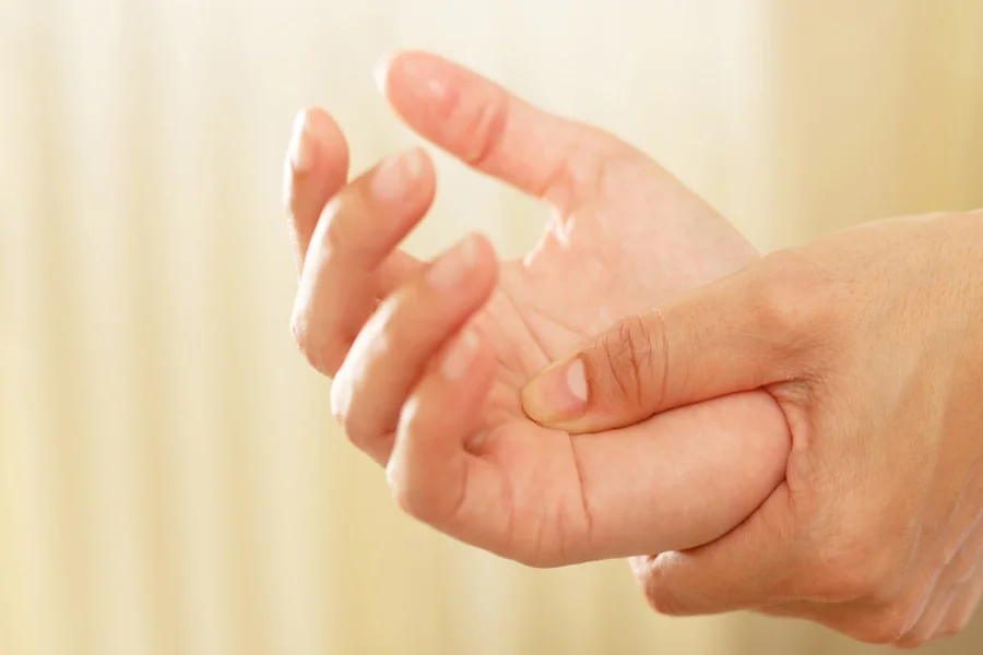 Right Hand Itching Spiritual Meaning